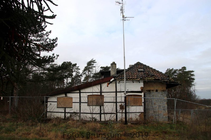 Front view of the Bouwberg cottage with boarded windows, 2019