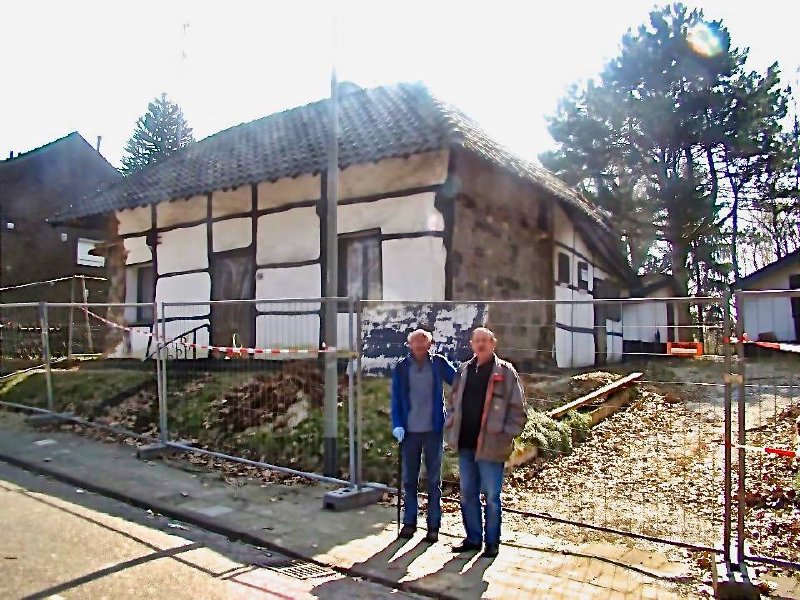 Harry Schmalschläger in front of the Bouwberg cottage