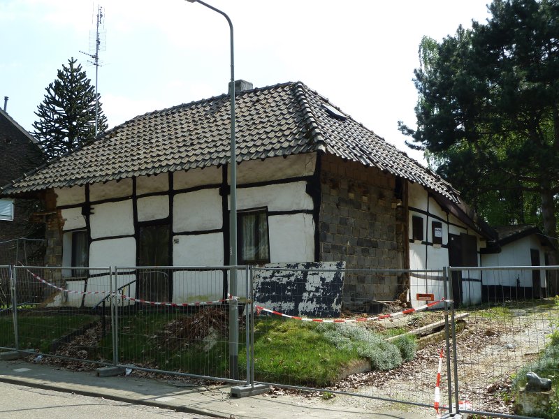 Side view of Bouwbergstraat 78 showing exposed stonework and deterioration